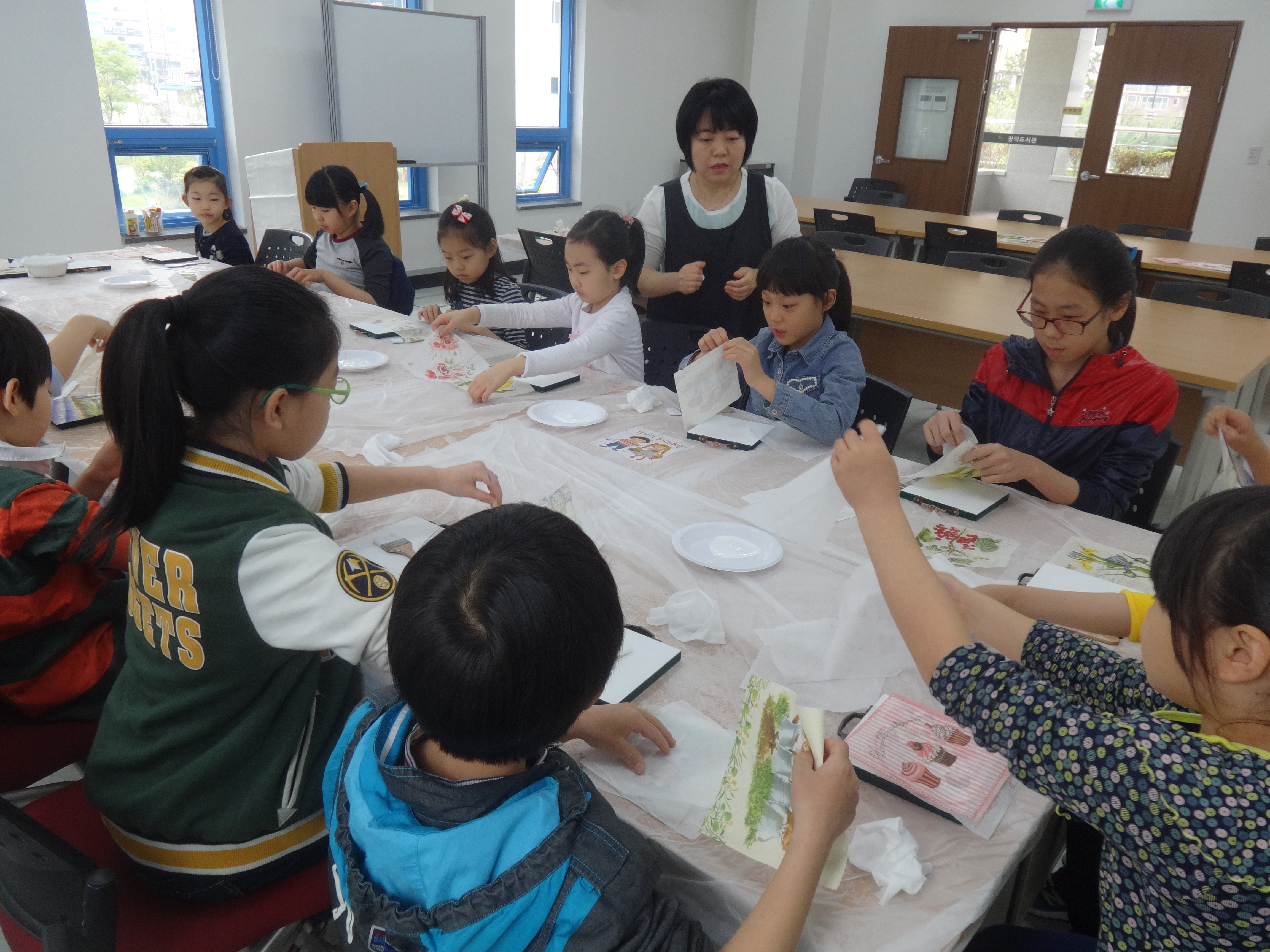 도서관주관행사 냅킨공예 아이들 모습 첨부이미지 : DSC00548.JPG 