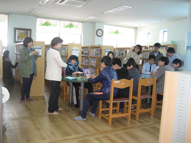도서관 탐방[3월31일] 첨부이미지 : 봉산중 동아리c.jpg 