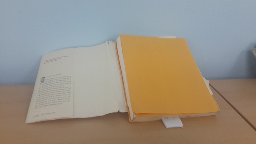 [세계책의날] 훼손도서 전시 첨부이미지 : 훼손3.jpg 
