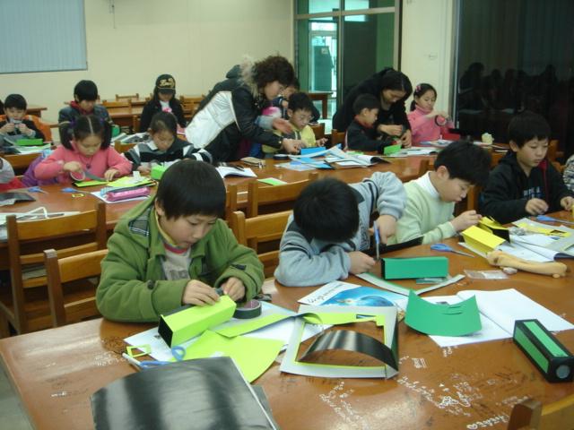 수학과학교실에서 만들기 장면