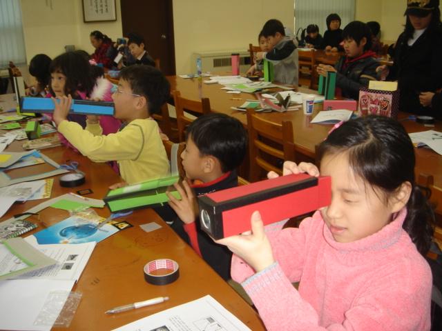 수학과학교실에서 만들기 장면