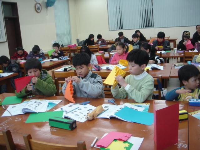수학과학교실에서 만들기 장면