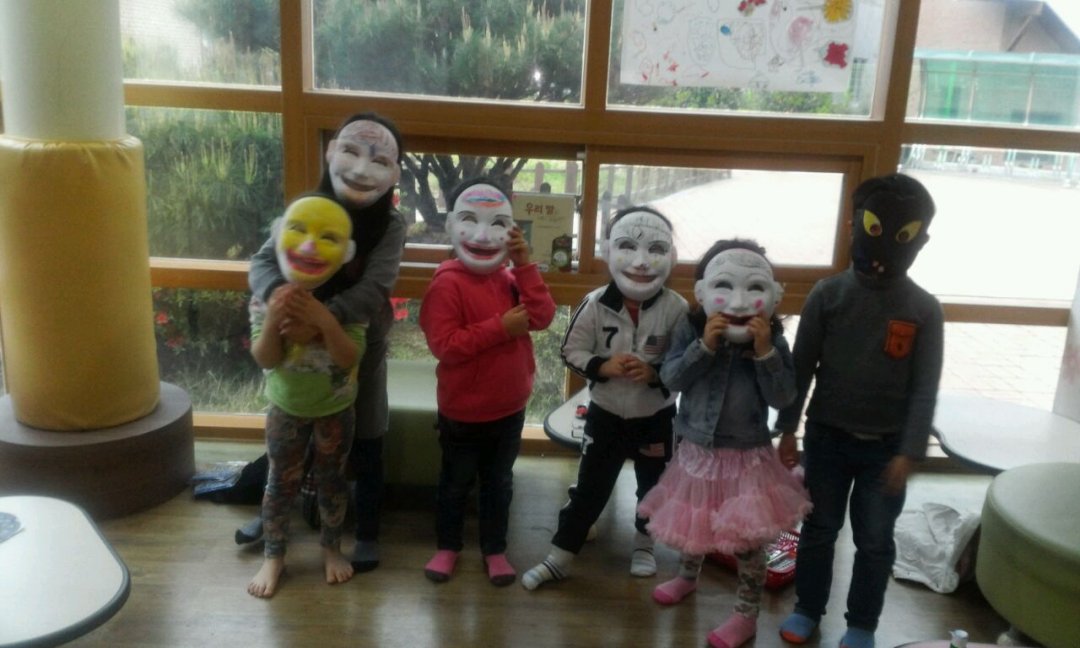 엄마와 함께 책읽기 첨부이미지 : 20140418_1656367.jpg 