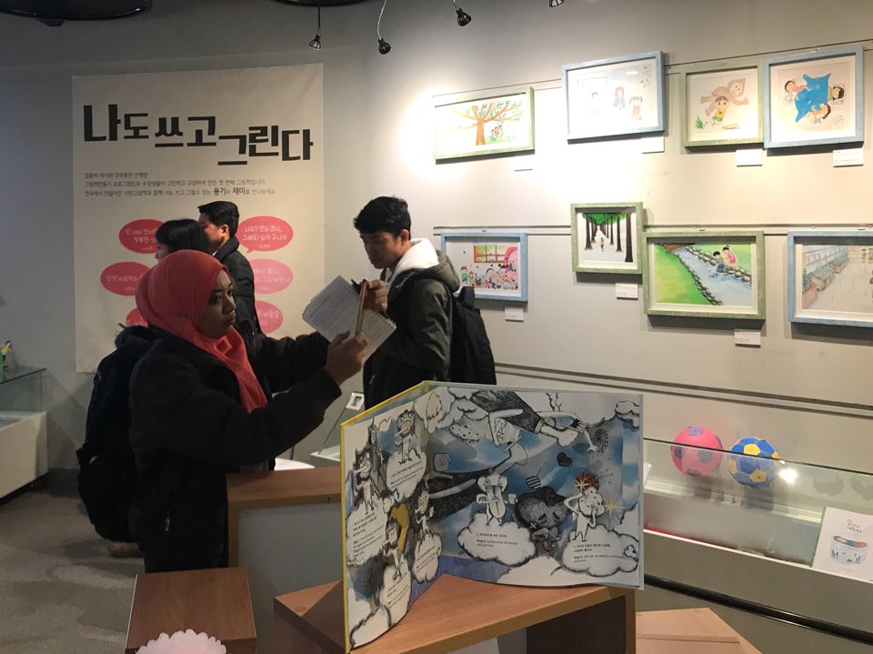「아세안 어린이 담당 사서 연수」를 위한 이야기꽃도서관 방문 첨부이미지 : 1511233521659.jpg 